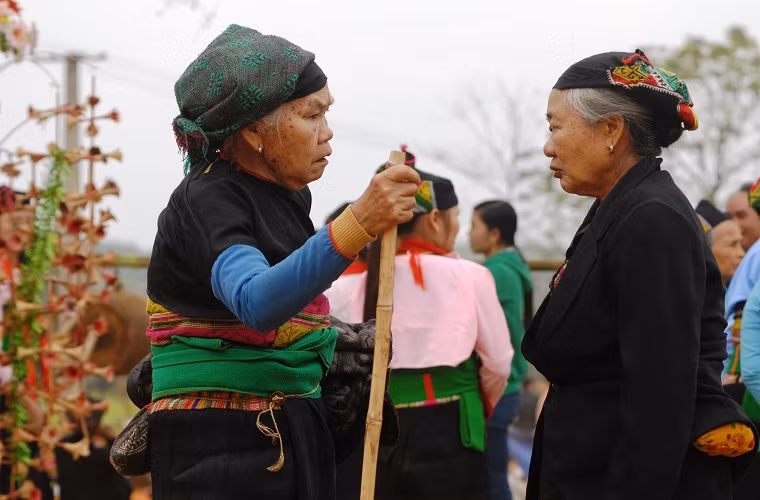 Các cụ già cũng nhiệt tình tham gia lễ hội. Các cụ già cũng nhiệt tình tham gia lễ hội.