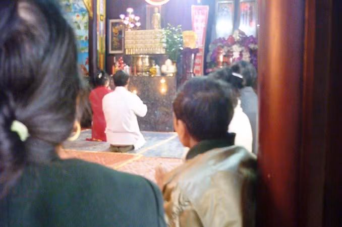 Hơn chục người chờ đợi cô Đồng Quyến hành lễ xong để "xin lộc"