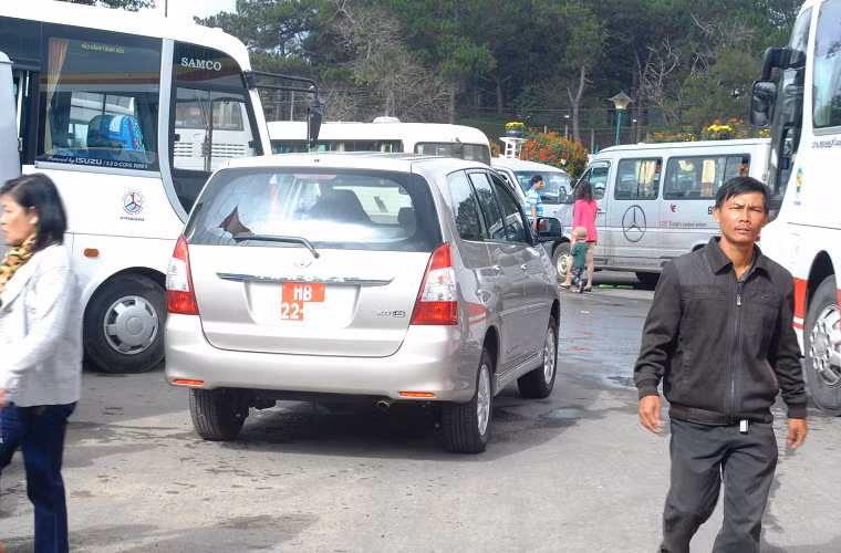 Sáng nay, tại các điểm du lịch của Đà Lạt như Vườn hoa thành phố, Thác Datanla, Đồi Mộng Mơ, Thung Lũng Tình Yêu... có rất nhiều xe công đến từ nhiều tỉnh thành trong cả nước kéo đến tham quan, du lịch.