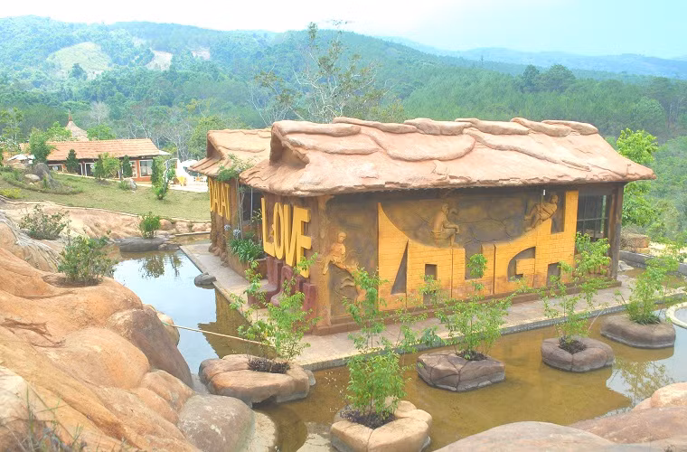 Ngôi nhà đặc biệt này có diện tích khoảng 90m2, tọa lạc trong khuôn viên rộng 500 m2 ở khu du lịch hồ Tuyền Lâm Đà Lạt.