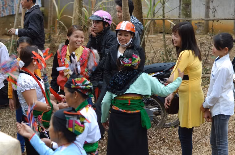 Du khách người Kinh cũng được mời tham gia múa hoa. Du khách người Kinh cũng được mời tham gia múa hoa.