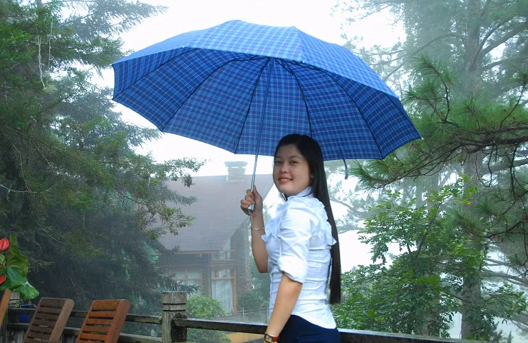 Nhưng đặc biệt hơn cả, ở đây, ngay giữa mùa hè, người ta vẫn thường trông thấy từng mảng sương mù bay lơ đãng trên những căn nhà gỗ.