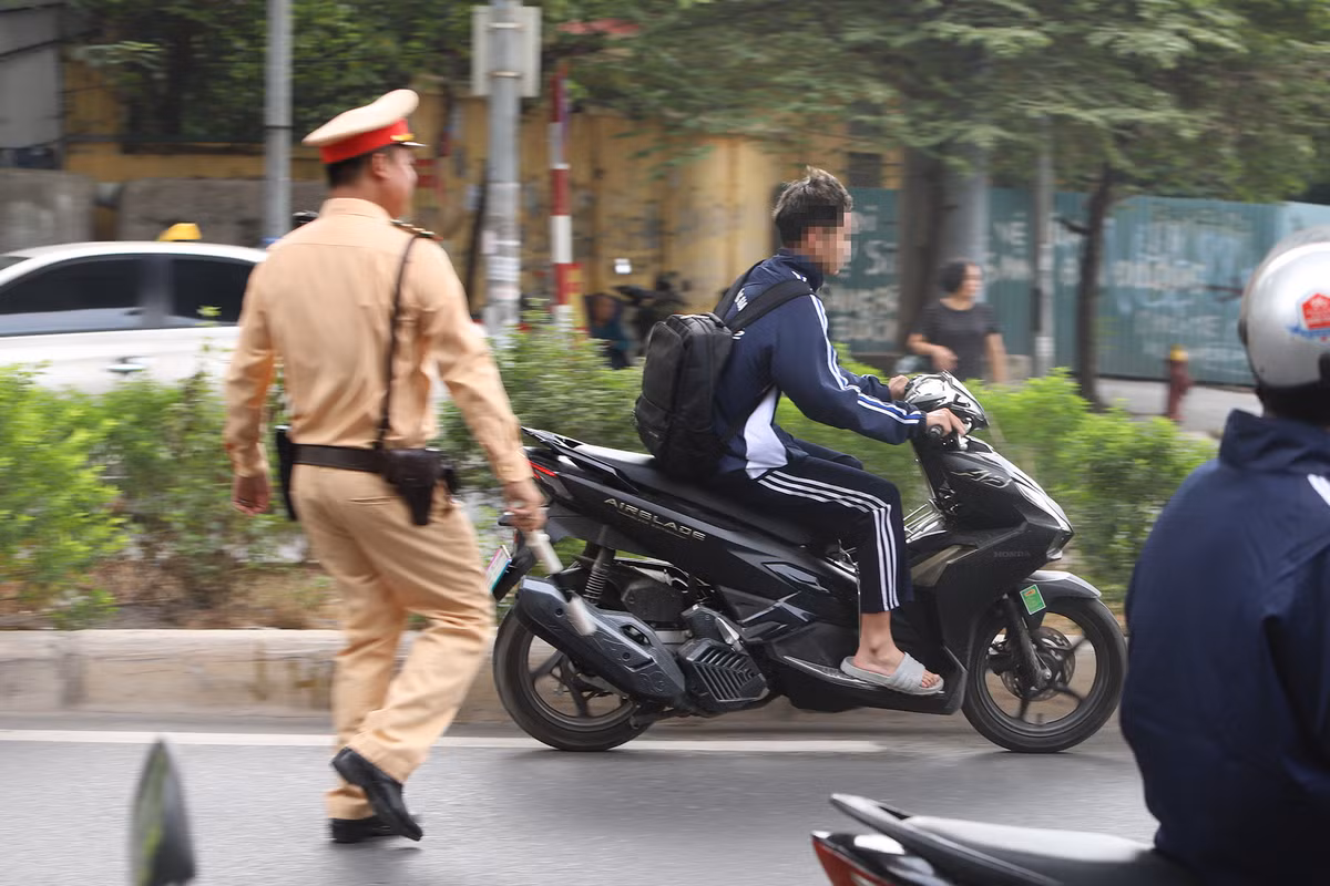CSGT Ha Noi ra quan, hang chuc hoc sinh sinh vien 'dau tran' lai xe bi xu phat-Hinh-3