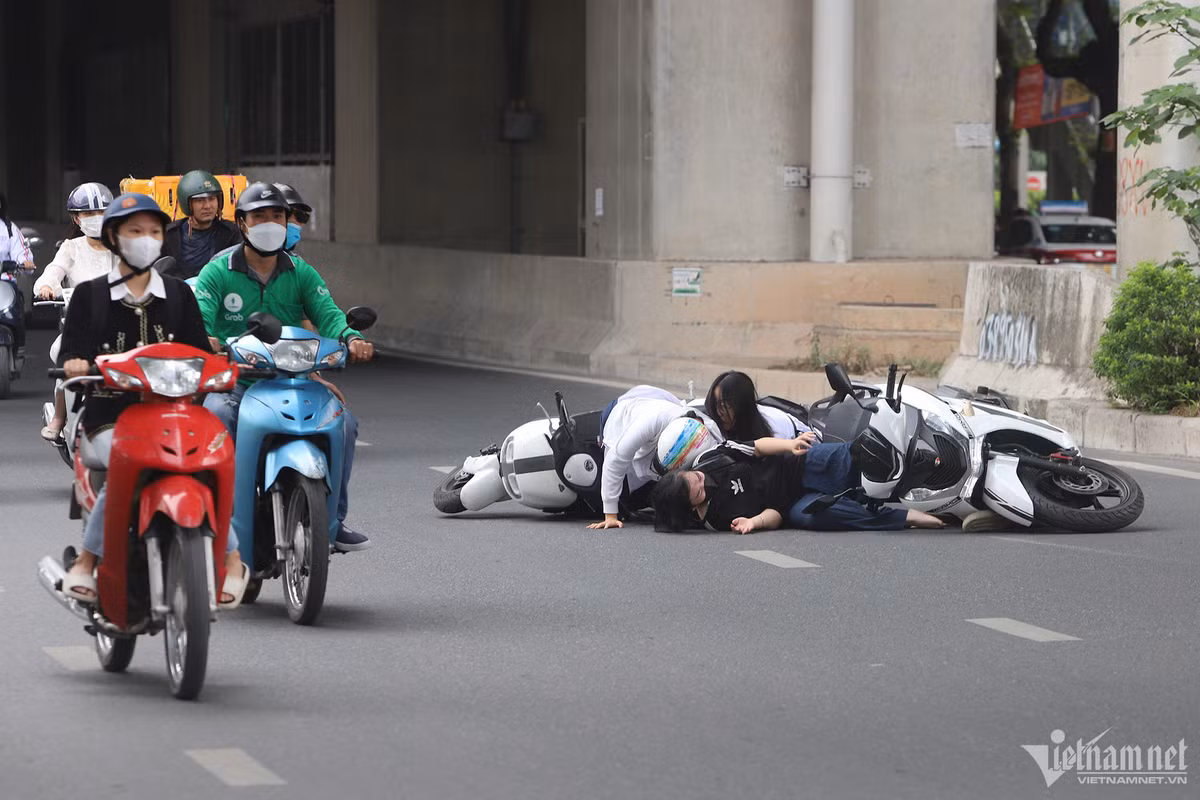 CSGT Ha Noi ra quan, hang chuc hoc sinh sinh vien 'dau tran' lai xe bi xu phat-Hinh-5