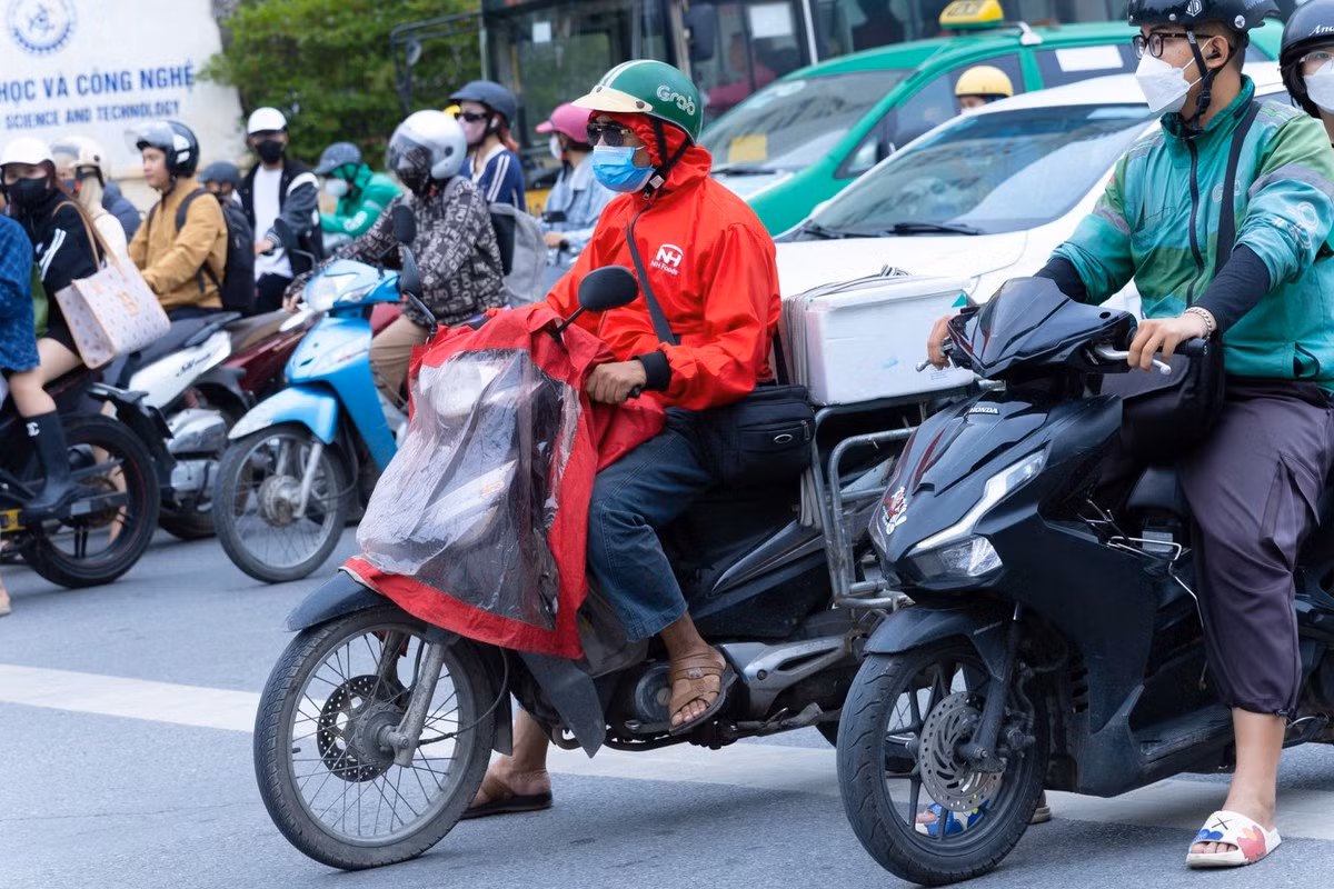 Sáng Hà Nội có mưa nhỏ, thỉnh thoảng có gió nhẹ, nhiệt độ lúc 7h45 giảm xuống còn 22 độ C.