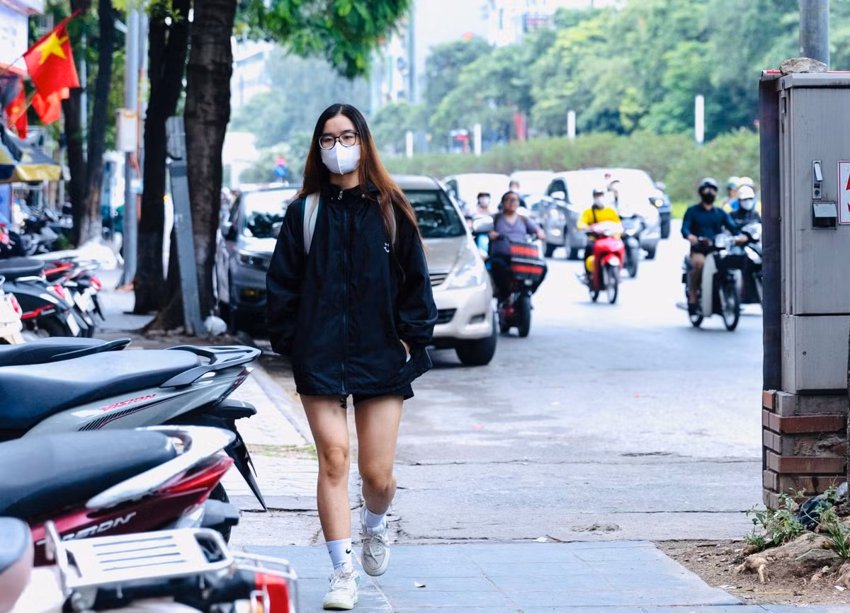 Trong ngày có lúc nhiệt độ lên đến 25 độ C, rất phù hợp cho việc đi bộ và tập thể dục.