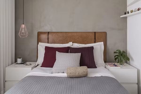 Phòng ngủ trong căn hộ khá nhỏ, và trên thực tế nó cũng chỉ dành không gian cho một chiếc giường đôi và 2 chiếc kệ đầu giường. Còn lại là vài hệ kệ được thiết kế ốp tường nhằm thỏa mãn nhu cầu lưu trữ bộ sưu tầm nho nhỏ của gia chủ.