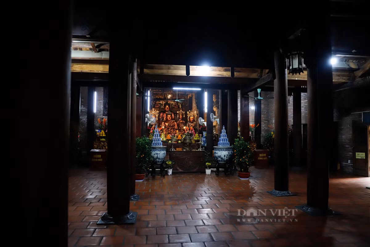 Đến thời Lê - Trịnh (1767 - 1782), ngôi chùa được tu bổ lại, tường cứ xây lên lại đổ, người ta đào sâu xuống nữa thì tìm thấy pho tượng đá. Chính vì vậy, người ta cho rằng tượng đá này linh thiêng. Sau khi ngôi chùa hoàn thành, nhiều người tìm đến chiêm bái. Từ ấy, dân gian cũng gọi đây là chùa Bà Đá.