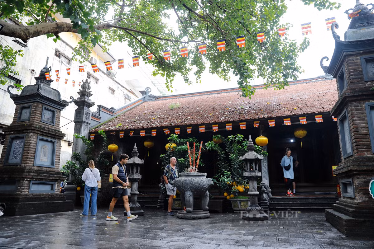 Theo những văn tự, bia đá được truyền lại, thuở khởi nguyên, ngôi chùa được xây dựng từ thời Lý, vào năm Bính Thân (1056) với tên gọi chùa Sùng Khánh. Theo dòng lịch sử, đến thời vua Lê Thánh Tông, chùa Bà Đá chỉ còn lại là một am nhỏ. Khi người dân đào đất xây tường đã phát hiện một tượng bằng đá giống hình người phụ nữ, thấy sự lạ, người dân cho rằng đó là bậc Tiên Thánh giáng, bèn tu bổ bàn thờ, xây dựng chùa ngói để thờ phụng. Nhưng rồi, pho tượng đá này mất tích.