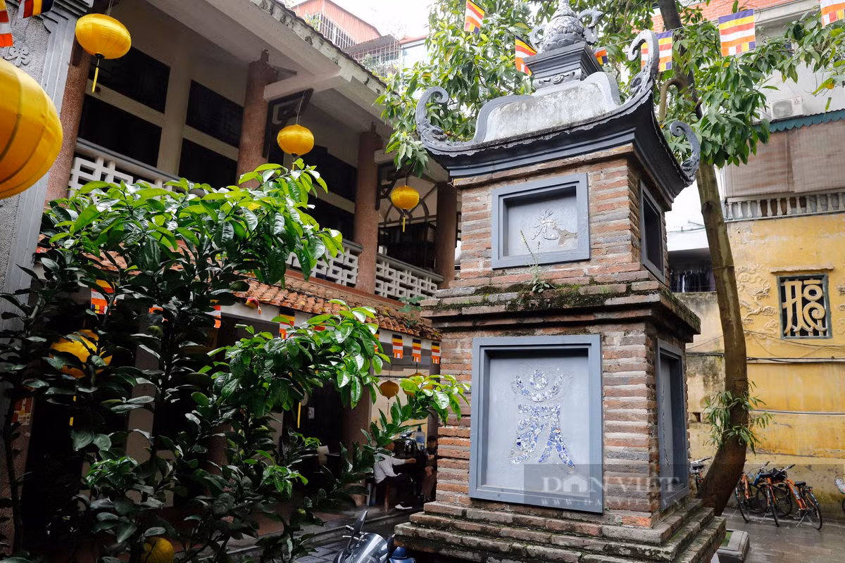 Hai tháp mộ cổ cao sừng sững đứng trước chùa. Hướng nhìn ngay sang bên phải là Trụ sở trường Trung cấp Phật học Hà Nội. Đi cuối dọc hành lang hai bên có thêm tháp mộ đứng đối xứng nhau.