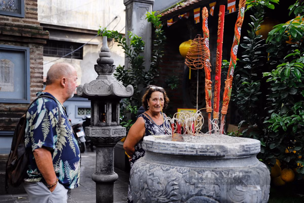 Hiện nay, nhiều tour du lịch trong nước đã tổ chức cho khách quốc tế tham quan chùa Bà Đá.