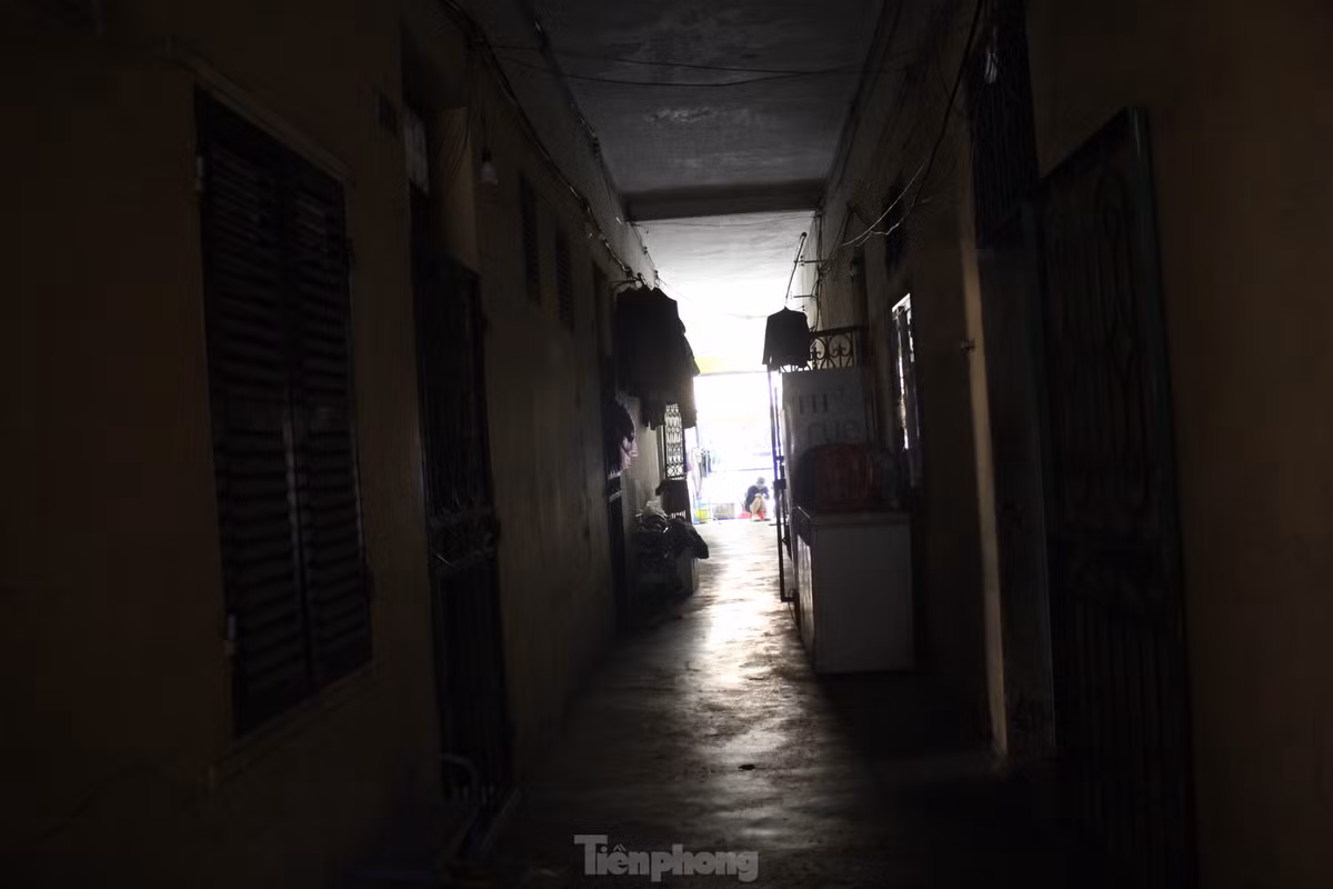 Ben trong khu tap the 'cho sap' giua Thu do-Hinh-26