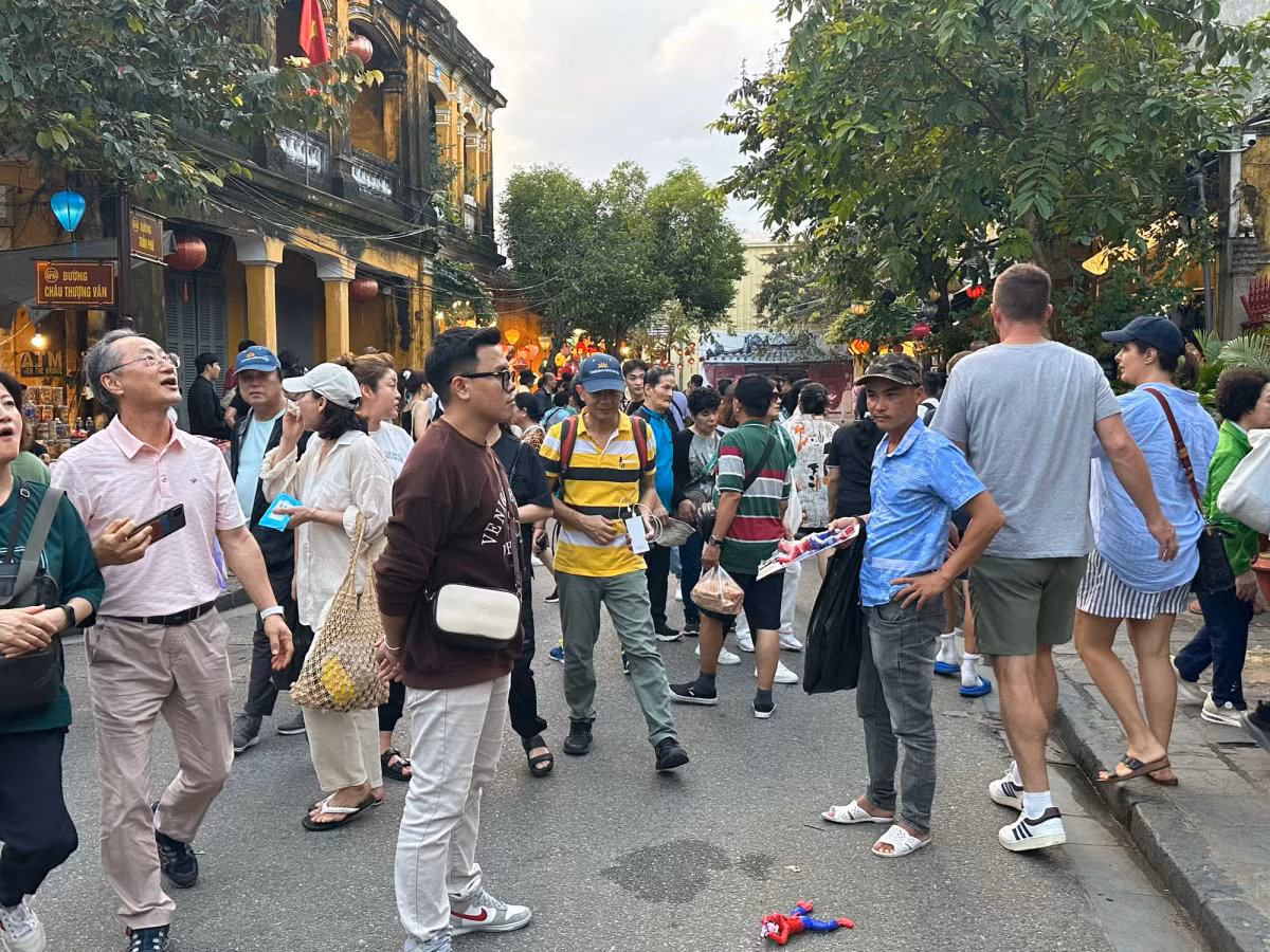 Những ngày trung tuần tháng 1/2024, mỗi ngày có hàng nghìn lượt du khách đến thăm phố cổ Hội An.