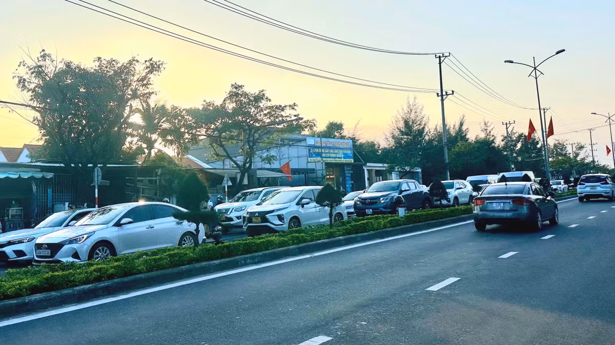 Những ngày cận tết Nguyên đán Giáp Thìn 2024, du khách thập phương ùn ùn đổ về phố cổ Hội An (tỉnh Quảng Nam) vui chơi, ngắm cảnh.