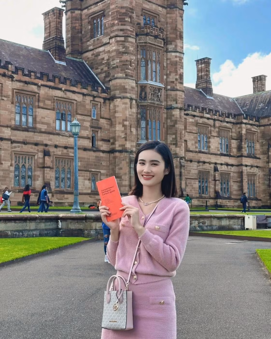 Sau Huỳnh Nguyễn Mai Phương, người đẹp họ Huỳnh khác được chọn làm Miss World Vietnam là Ý Nhi, 21 tuổi, quê Bình Định. Ban đầu, chiến thắng này làm hài lòng số đông vì cô gái trẻ hội tụ đủ các yếu tố ngoại hình, kỹ năng, học vấn tốt. Tuy nhiên, những lần vạ miệng sau đó khiến Ý Nhi trở thành tâm điểm chỉ trích dữ dội. Người đẹp đã phải livestream khóc xin lỗi, hứa sửa sai. Theo nguồn tin của Tri Thức - Znews, Ý Nhi từng rút khỏi showbiz để học lớp kỹ năng giao tiếp. Hiện giờ, cô đang là du học sinh ngành Quản trị kinh doanh tại Đại học Sydney. Cô sẽ học tại đây trong 2 năm. Ảnh: Miss World Vietnam.