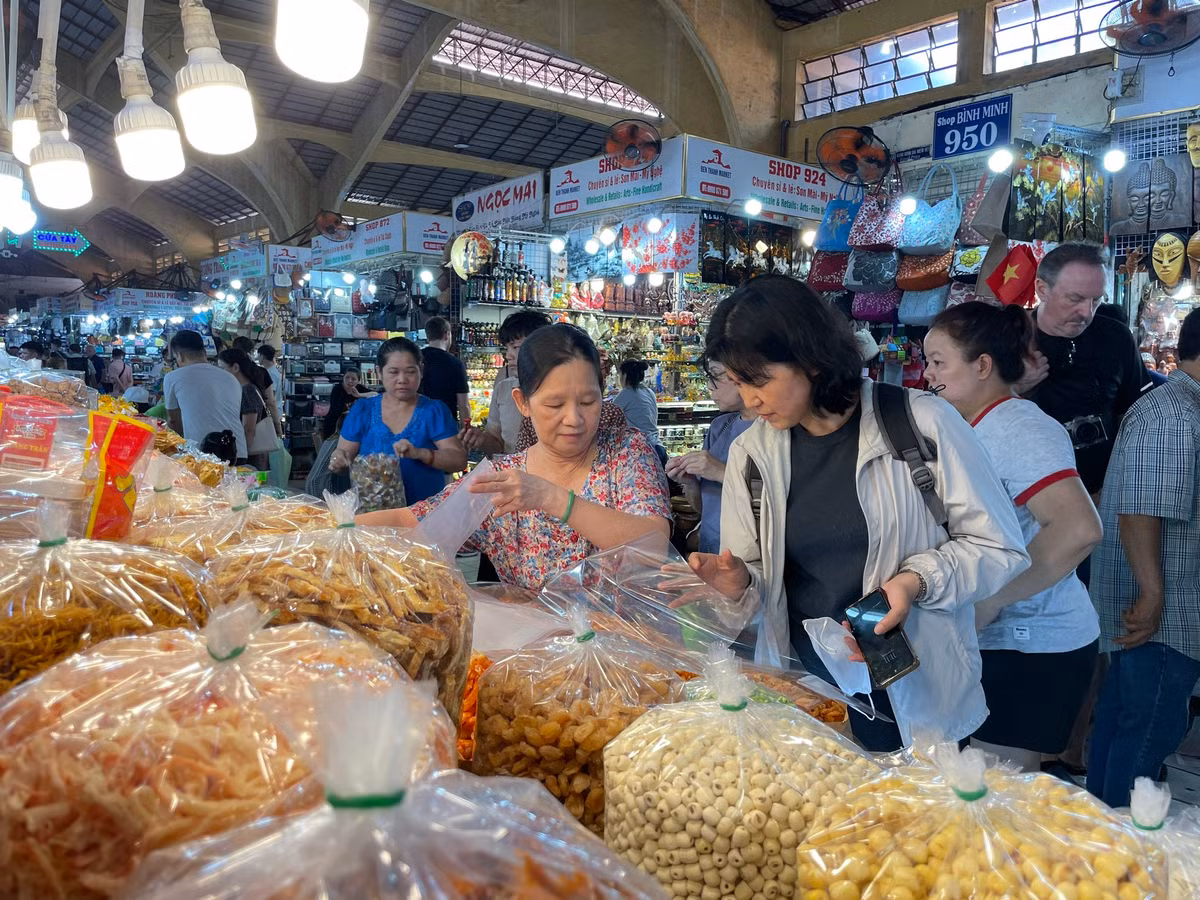 Theo ông Ngô Văn Hà - Trưởng ban quản lý chợ Bến Thành (quận 1), ban quản lý chợ kiểm tra nguồn gốc chất lượng hàng hóa, chứng từ, yêu cầu tiểu thương niêm yết giá cả để người tiêu dùng dễ mua sắm. Đặc biệt những sản phẩm thủ công của hộ gia đình cũng yêu cầu ghi rõ nơi sản xuất, hạn sử dụng và có đầy đủ giấy tờ chứng nhận an toàn thực phẩm trước khi đưa ra thị trường.