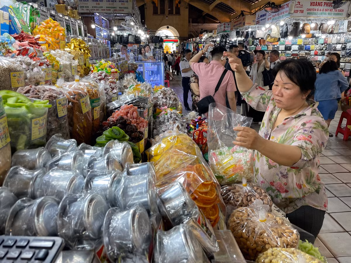 "Sức mua đang dần tăng lên, dù không bằng cách đây vài năm nhưng trong thời buổi kinh tế khó khăn, khách đến được thế này là mừng rồi. Hy vọng năm nay kinh tế sẽ ổn định hơn, khách mua sắm nhiều hơn" - chị Hoa (tiểu thương ngành thực phẩm chế biến) kỳ vọng.