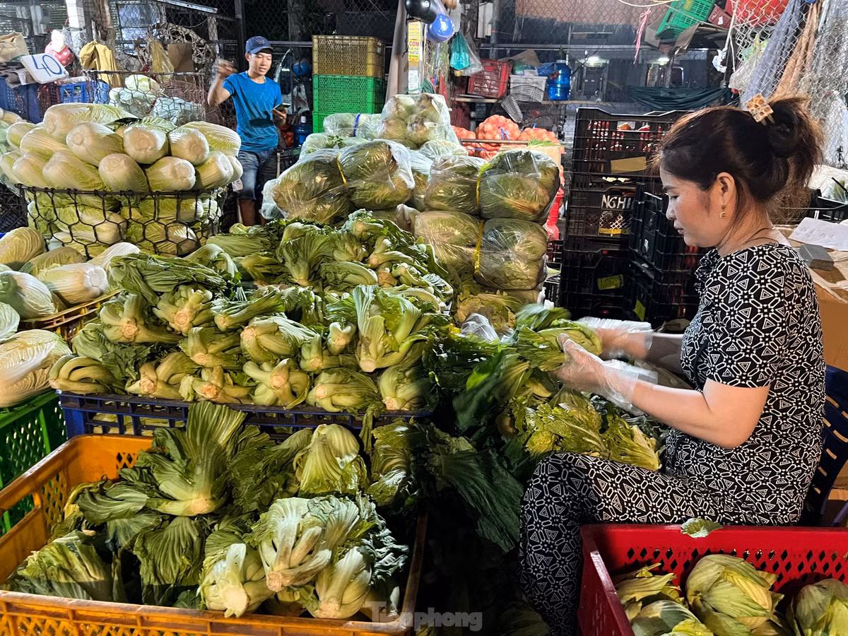 Hàng Tết về chợ đầu mối cũng tấp nập. Ông Nguyễn Bình Phương - Giám đốc Kinh doanh chợ đầu mối nông sản Thủ Đức - cho hay, lượng hàng cung ứng Tết đảm bảo đáp ứng đủ nhu cầu tiêu dùng của người dân. Theo đó, từ 25 tháng Chạp, khoảng 3.000 tấn hàng về chợ (tăng khoảng 20%); 26 tháng Chạp khoảng 3.500 tấn, cao điểm 27 và 28 tháng Chạp khoảng 4.500 tấn hàng về chợ, tăng khoảng 80% so với ngày thường…