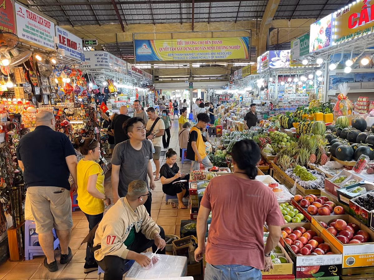 Các chợ truyền thống cũng nhộn nhịp khách. Hàng Tết ngồn ngộn đầy các quầy kệ từ bánh mứt, trái cây khô sấy, thực phẩm khô các loại… Đa số các mặt hàng đều có giá ổn định như ngày thường như hạt điều 250.000 đồng/kg, hạt dưa 200.000 đồng/kg, hạt bí 150.000 đồng/kg; mực xé 280.000 đồng/kg, khô bò một nắng 560.000 đồng/kg…