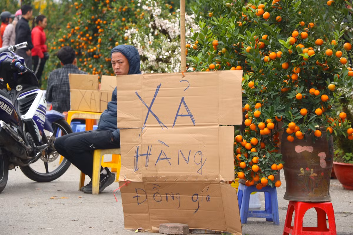 Biển xả hàng khắp các gian hàng của tiểu thương.