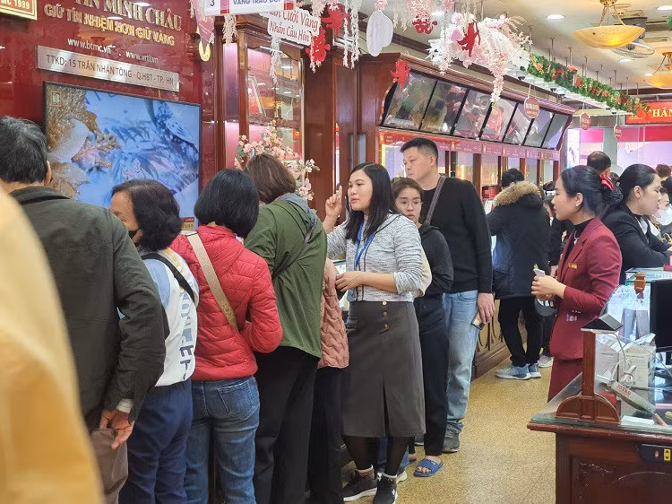 Giá vàng lên mức cao nhất lịch sử, nên mua vào hay bán ra? Gia vang len muc cao nhat lich su, nen mua vao hay ban ra?