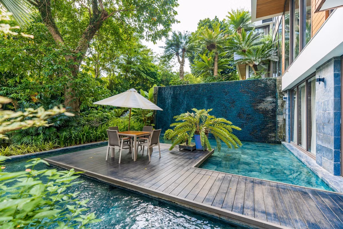 Nhiều chuyên gia về kiến trúc đánh giá, biệt thự này là mẫu công trình nhà ở điển hình, sử dụng sân vườn xanh mát để che bụi, cản tiếng ồn hiệu quả.