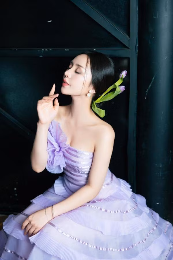 Người đẹp thừa nhận, nước chanh mật ong dễ làm lại rẻ tiền chính là "cứu tinh" của cô bất chấp lịch trình quay phim, làm việc khá thất thường nhưng vẫn giữ được da trắng hồng, căng mướt.