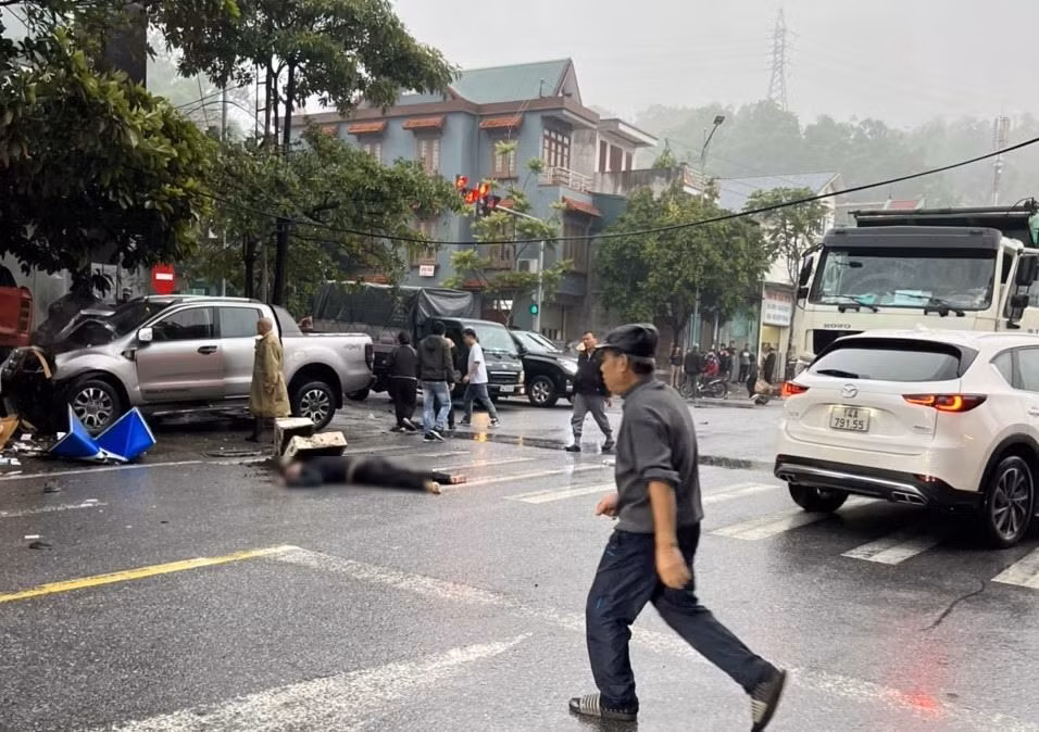 Xe ban tai va cham xe may, 3 nguoi tu vong o Quang Ninh