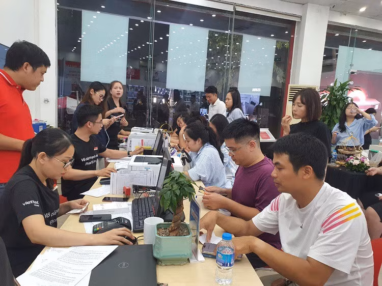 Ha Noi: “Bien nguoi” thuc xuyen dem, xep hang cho mua iPhone 16-Hinh-7