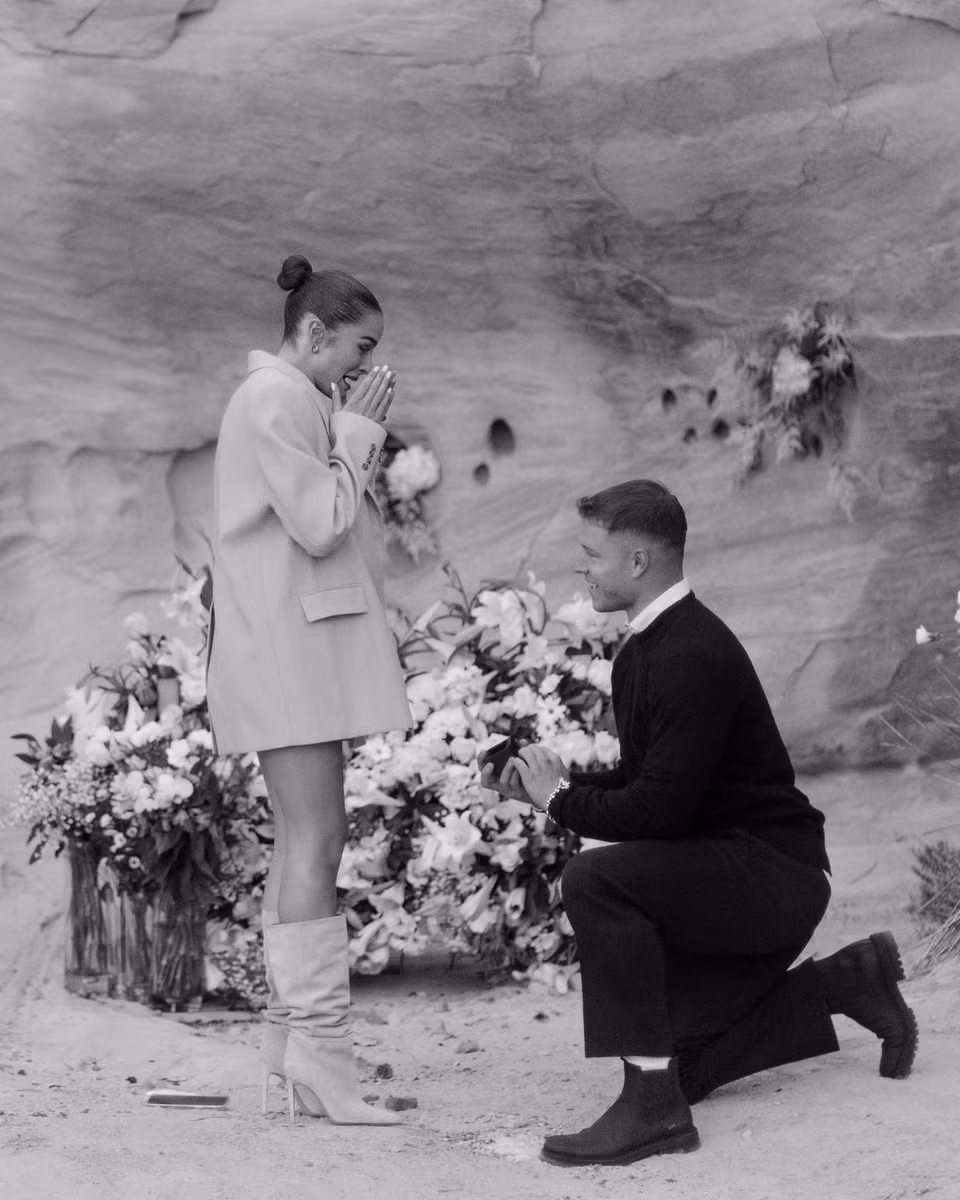 Christian McCaffrey cầu hôn hoa hậu trong chuyến du lịch Utah vào tháng 4/2023. Theo People, Culpo rất xúc động khi bạn trai quỳ gối, trao lời yêu và đeo vào tay cô chiếc nhẫn kim cương hình bầu dục có kích thước từ 5 đến 6 carat, giá 100.000-200.000 USD. Bộ đôi được cho là lên kế hoạch cưới trong tương lai gần.