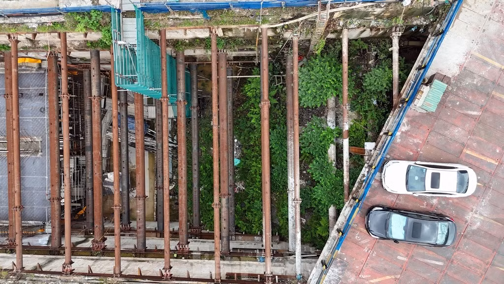 Miệng hầm ngầm, nơi tiếp giáp ngã tư Liễu Giai - Kim Mã - Nguyễn Chí Thanh nhìn từ trên cao xuống.