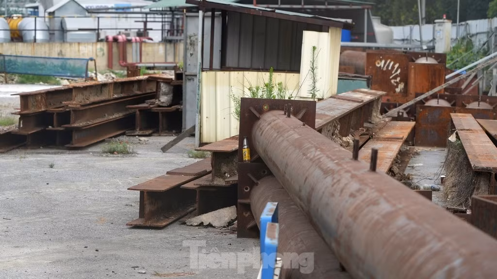 Vật tư, trang thiết bị để ngoài trời lâu ngày đã có dấu hiệu rỉ sét.