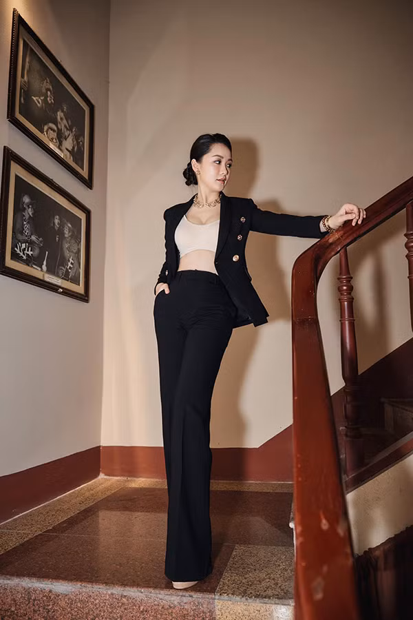 Trên trang cá nhân, cô khoe eo thon nuột nà và gợi cảm khiến khán giả thêm yêu thích và ủng hộ nhiều hơn.