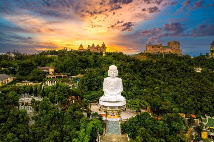 Trong khung cảnh mùa xuân tinh khôi của đất trời Bà Nà, được thưởng ngoạn hoa đào chuông, chiêm ngưỡng những bông hoa tulip đủ loại hay tham gia các hoạt động xin chữ, cầu an tại khu tâm linh trên đỉnh Bà Nà, đó hẳn là những giây phút bình an đáng nhớ của du khách khi đến với Sun World Ba Na Hills dịp đầu năm mới 2024.