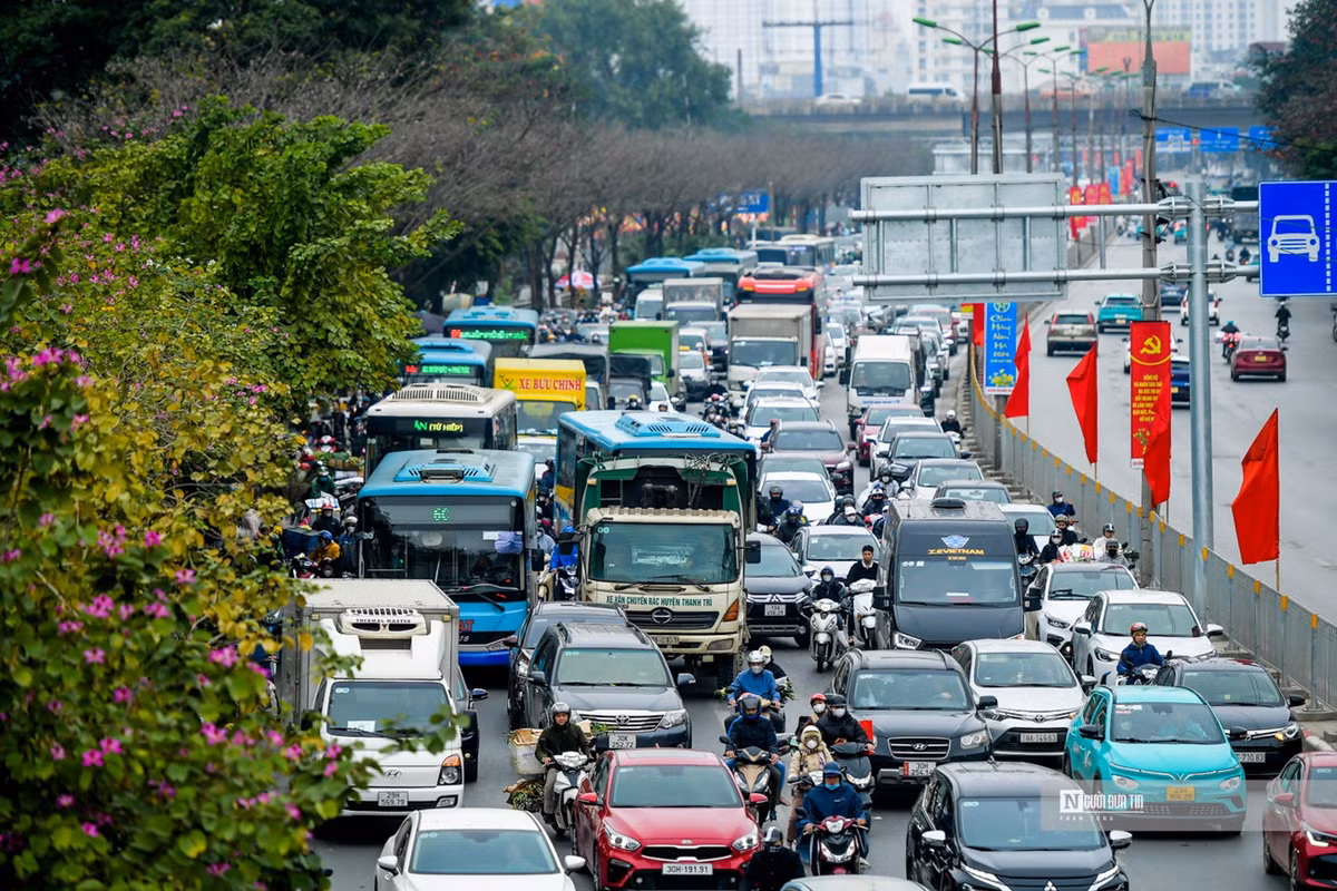 Cửa ngõ phía nam của Hà Nội thường xuyên ghi nhận lượng phương tiện lớn do là điểm khởi phát để về nhiều tỉnh thành như Hưng Yên, Hà Nam, Nam Định, Thái Bình và miền Trung. Đường Ngọc Hồi chiều ra khỏi nội đô đông đúc, trong khi chiều vào vắng vẻ.