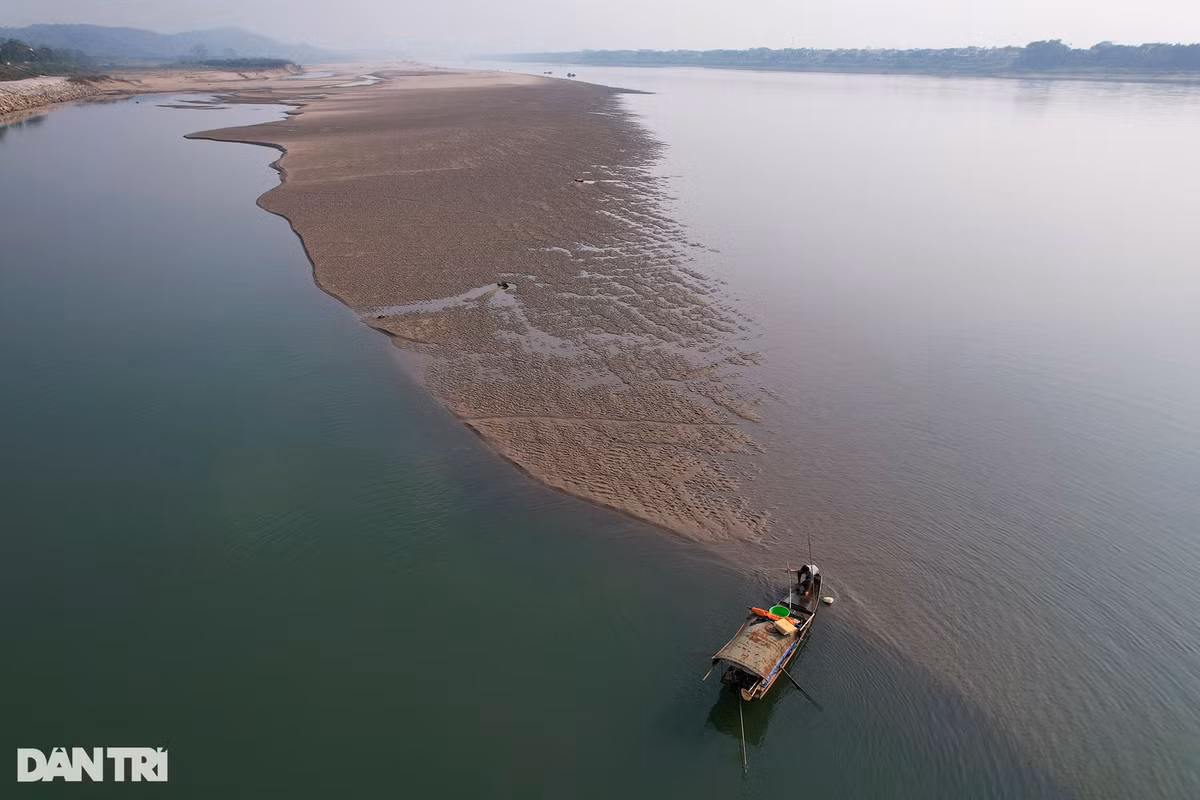 2 - Sông Đà: Sông Đà là phụ lưu lớn nhất của sông Hồng, dài 927km, cũng bắt nguồn từ Trung Quốc. Đặc điểm có hàng trăm ghềnh thác hiểm trở, lưu lượng nước lớn, cung cấp hơn 30% lượng nước cho sông Hồng.