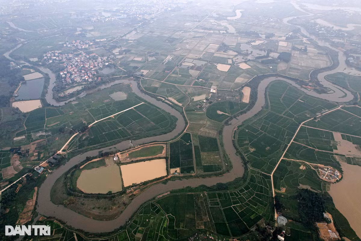 5. Sông Tích: Sông Tích bắt nguồn từ vùng núi Ba Vì, chảy qua các huyện Ba Vì, Sơn Tây, Phúc Thọ, Thạch Thất, Quốc Oai và hợp lưu với sông Bùi (từ Lương Sơn, tỉnh Hòa Bình chảy về) tại ngã ba Tân Trượng, xã Thủy Xuân Tiên, huyện Chương Mỹ, sau đó nhập vào sông Đáy tại ngã ba Ba Thá, huyện Chương Mỹ. Tổng chiều dài 110km. Ảnh chụp tại xã Đồng Trúc (Thạch Thất, Hà Nội).
