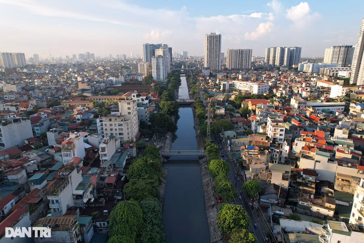  7. Sông Kim Ngưu: Sông Kim Ngưu cổ là một phân lưu của sông Tô Lịch. Lấy nước từ sông Tô Lịch ở ô Cầu Giấy chảy qua Ngọc Khánh, Giảng Võ, Hào Nam, ô Chợ Dừa, Xã Đàn, Kim Liên, ô Cầu Dền, ô Đông Mác, Yên Sở, rồi hợp lưu trở lại ở Văn Điển.