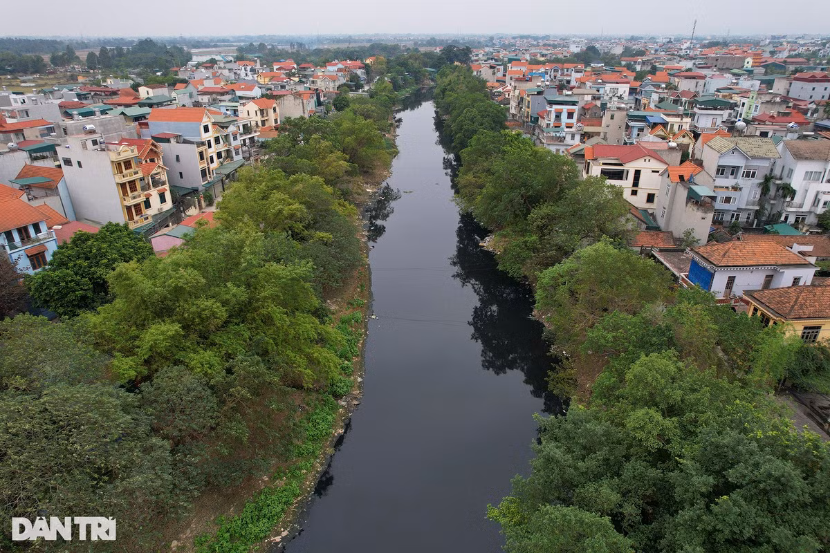 Sông Nhuệ cũng là dòng sông chết do nguồn nước ô nhiễm trầm trọng. Hiện trên lưu vực sông Nhuệ - sông Đáy có khoảng 2.521 nguồn thải, trong đó có 1.672 nguồn thải từ cơ sở sản xuất, kinh doanh; 126 nguồn thải từ khu công nghiệp, cụm công nghiệp; 137 nguồn thải từ các cơ sở y tế (bệnh viện), 586 làng nghề.