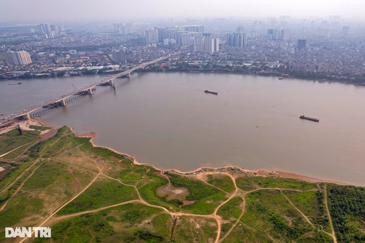 1 - Sông Hồng: Sông Hồng (còn gọi là sông Cái, sông Cả, sông Thao, Nhị Hà, Nhĩ Hà) bắt nguồn từ Vân Nam (Trung Quốc) có tổng chiều dài 1.149km, trong đó đoạn dòng chảy trên đất Việt Nam dài 556km. Đây là dòng sông quan trọng của nền văn hóa lúa nước Việt Nam.