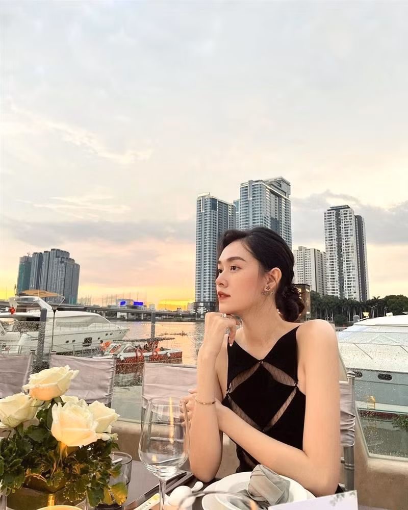 Người đẹp cho rằng phụ nữ phải luôn yêu thương bản thân. Quá trình lập gia đình từ sớm giúp cô học cách cân bằng cuộc sống, vừa làm vợ, làm mẹ, vừa chăm chút vẻ ngoài để có hình ảnh xinh đẹp, tươi tắn trong mắt chồng con.