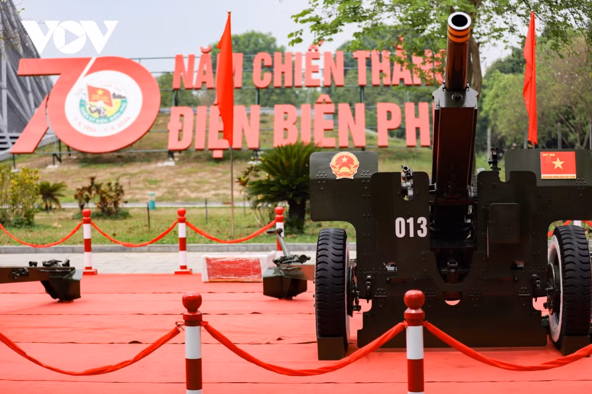 Tấm chắn bảo vệ hai bên được gắn Quốc huy Việt Nam và Quân kỳ quyết thắng của Quân đội Nhân dân Việt Nam
