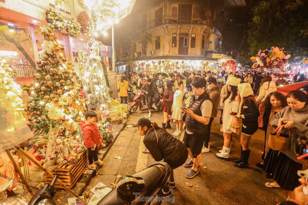 Các quầy hàng được trang trí rực rỡ với cây thông Noel thu hút người dân đến chụp ảnh.