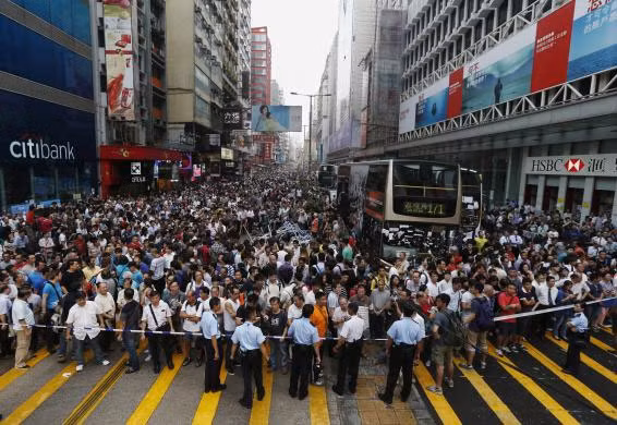 Những người biểu tình Hồng Kông tụ tập ở con phố Nathan, quận mua sắm sầm uất Mong Kok ngày 3/10.