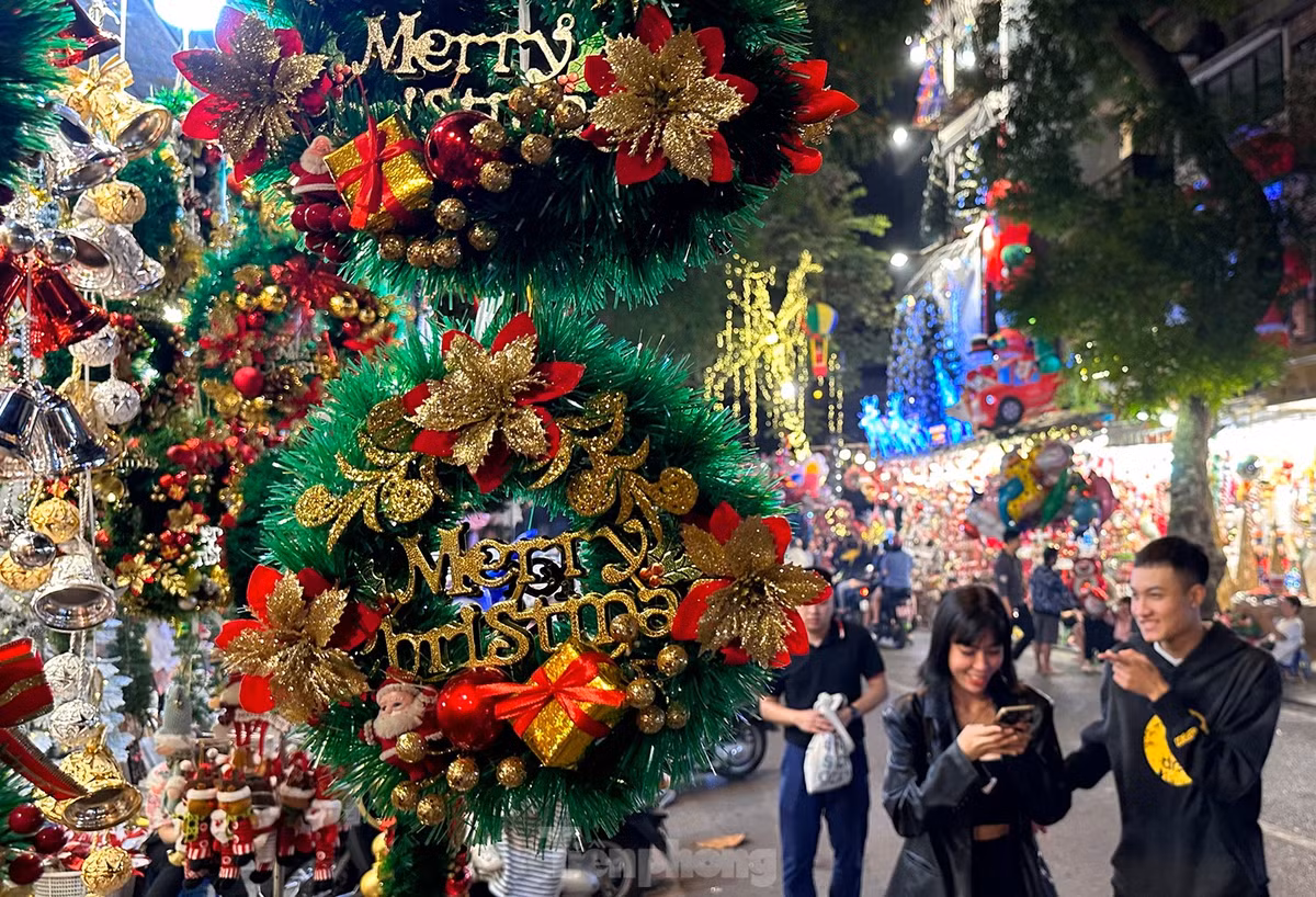 Các cửa hàng tại đây như "thay áo mới" bỗng trở nên lung linh, đậm sắc màu Noel.