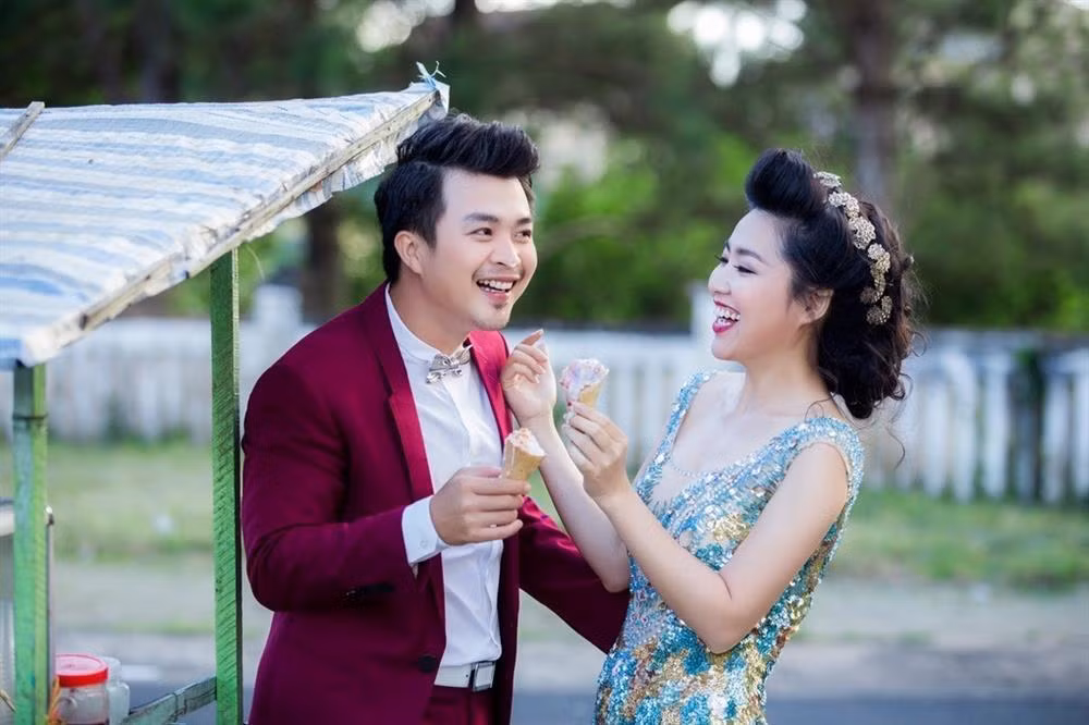 Thời điểm làm đám cưới, Lê Khánh và Tuấn Khải đã đi qua chặng đường 12 năm yêu nhau. Cũng chính vì thế mà dù chỉ mới "về chung một nhà" được 9 năm, nhưng cặp đôi lại có đến hơn 2 thập kỷ "chia ngọt sẻ bùi".