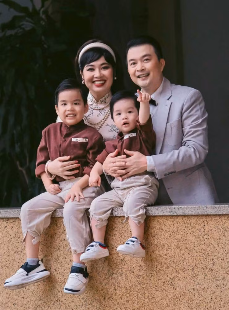 Bên nhau nhiều năm và đã có với nhau 2 con trai, nhưng Lê Khánh và Tuấn Khải vẫn khiến nhiều người ngưỡng mộ bởi sự lãng mạn, ngọt ngào, luôn thông cảm và thấu hiểu nhau.