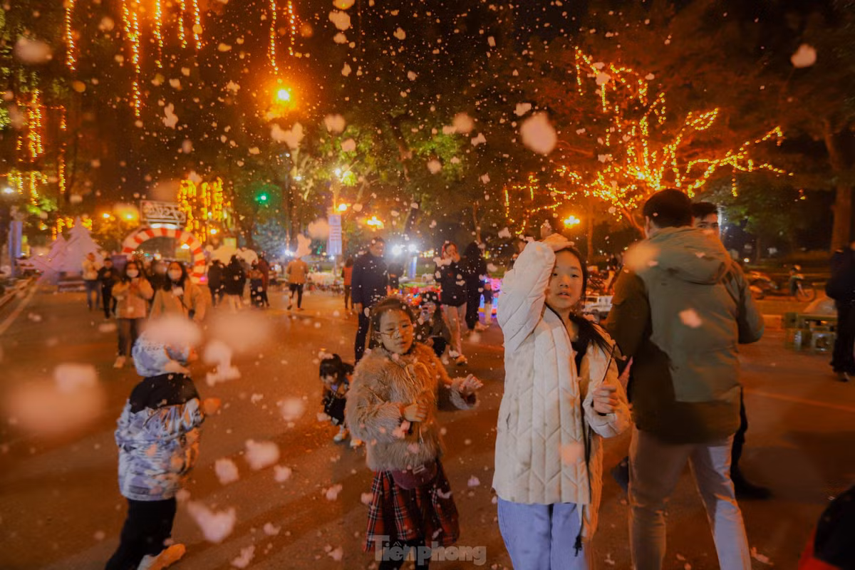 Tuyết rơi tạo nên khung cảnh thơ mộng như trời Âu khiến mọi người trở nên thích thú.