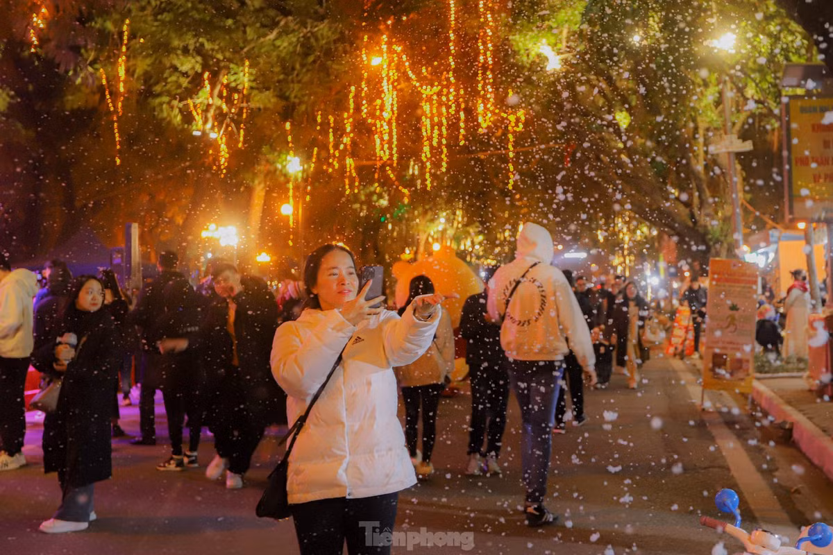 Người dân hào hứng với màn tuyết rơi nhân tạo này.