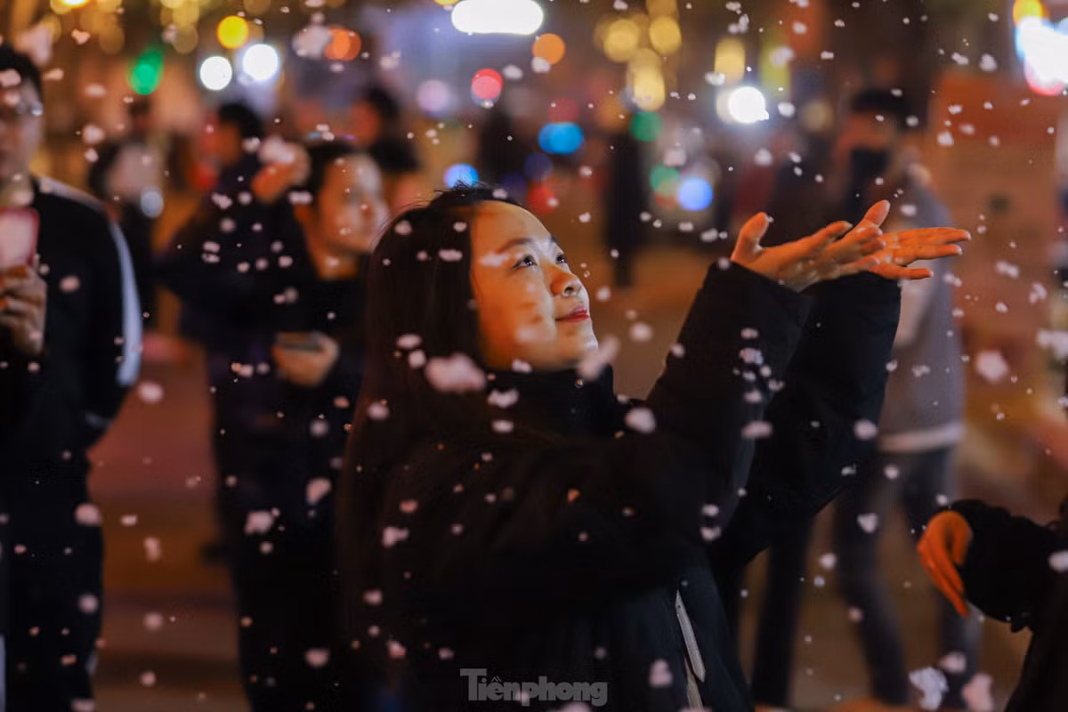 Người dân thưởng thức màn tuyết rơi ngay tại phố đi bộ.